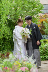 久屋大通庭園フラリエで和装ロケーション前撮り　ブーケを見つめる新郎新婦　草花に囲まれて撮影
