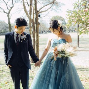 名古屋市にある庄内緑地公園で洋装ロケーション前撮り　公園内で手を繋ぐ新郎新婦　愛知前撮り