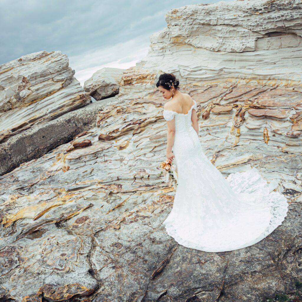 野間灯台での前撮りフォト
岩の上に立つウェディングドレス姿の花嫁