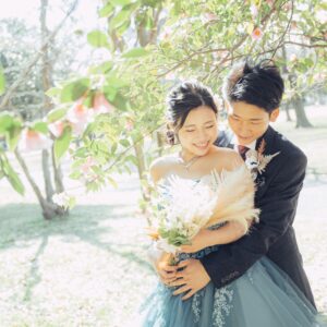 庄内緑地公園でウェディングフォト　花嫁を優しくハグする花婿　名古屋でロケーション前撮り