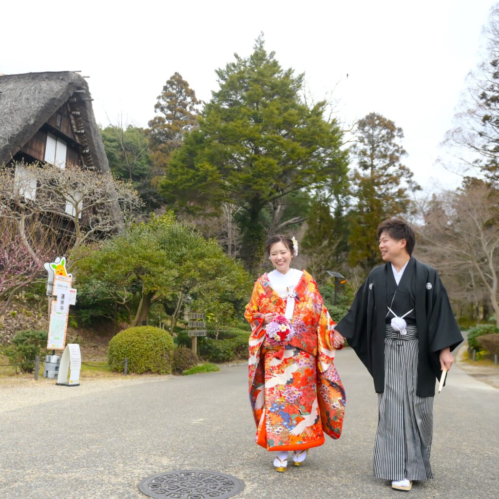 東山植物園内を手を繋いであるく紋付き袴姿の新郎と色打掛姿の新婦