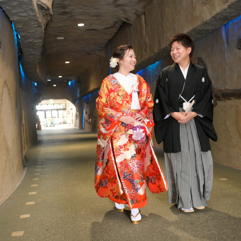 東山植物園の建物内をおしゃべりしながら歩く和装姿の新郎新婦