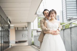 久屋大通パークでロケーション前撮り　花嫁を優しくハグする花婿　名古屋でウェディングフォト