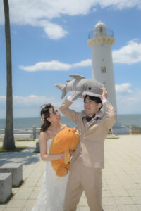 野間灯台で洋装ロケーション前撮り　海でウェディングフォト　持ち込みアイテム
