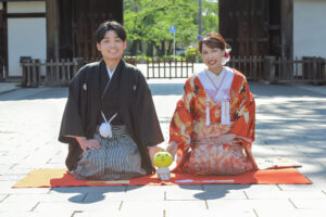 徳川園で和装ロケーション前撮り　正座ショット　持ち込みアイテム　名古屋でウェディングフォト