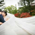 フラリエで前撮りウェディングフォト・ベールに包まれる新郎新婦