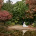 フラリエで前撮りウェディングフォト・池に映る新郎新婦