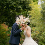 フラリエで前撮りウェディングフォト・ブーケに隠れてキス