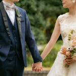 フラリエで前撮りウェディングフォト・手をつなぐふたり