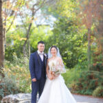 紅葉のフラリエで前撮りロケーション 緑をバッグに立つふたり