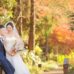 紅葉のフラリエで前撮りロケーション 新郎を見つめる新婦