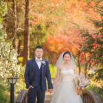 紅葉のフラリエで前撮りロケーション 手をつなぐ新郎新婦
