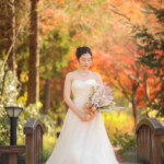 紅葉のフラリエで前撮りロケーション ブーケを持つ花嫁