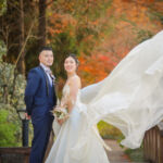 紅葉のフラリエで前撮りロケーション ウェディングドレスのトレーンが風になびく