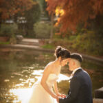 紅葉のフラリエで前撮りロケーション 黄昏に輝く池とおでこコツン