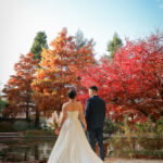 紅葉のフラリエで前撮りロケーション 池のそばで立つ新郎新婦