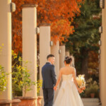 紅葉のフラリエで前撮りロケーション 回廊を歩く後ろ姿