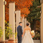 紅葉のフラリエで前撮りロケーション 回廊を歩く後ろ姿