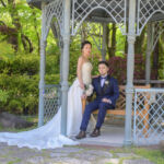 久屋大通庭園フラリエで洋装フォトウェディング ベンチに座るタキシードを着た新郎 久屋大通庭園フラリエで洋装フォトウェディング ベンチに座るタキシードを着た新郎