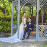 久屋大通庭園フラリエで洋装フォトウェディング ベンチに座るタキシードを着た新郎 久屋大通庭園フラリエで洋装フォトウェディング ベンチに座るタキシードを着た新郎