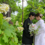 久屋大通庭園フラリエで和装フォトウェディング ブーケを持っておでこコツン 和装前撮りポーズ 久屋大通庭園フラリエで和装フォトウェディング ブーケを持っておでこコツン 和装前撮りポーズ