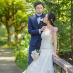 久屋大通庭園フラリエで洋装フォトウェディング ウェディングドレスを着た新婦を見つめる新郎 久屋大通庭園フラリエで洋装フォトウェディング ウェディングドレスを着た新婦を見つめる新郎