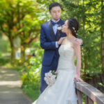 久屋大通庭園フラリエで洋装フォトウェディング ウェディングドレスを着た新婦を見つめる新郎 久屋大通庭園フラリエで洋装フォトウェディング ウェディングドレスを着た新婦を見つめる新郎