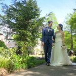 久屋大通庭園フラリエで洋装フォトウェディング おしゃべりしながら歩く新郎新婦 自然と笑顔に 久屋大通庭園フラリエで洋装フォトウェディング おしゃべりしながら歩く新郎新婦 自然と笑顔に