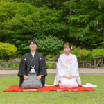 久屋大通庭園フラリエで和装フォトウェディング 白無垢前撮りで正座ショット 前撮りポーズ 久屋大通庭園フラリエで和装フォトウェディング 白無垢前撮りで正座ショット 前撮りポーズ