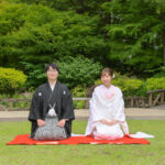 久屋大通庭園フラリエで和装フォトウェディング 白無垢前撮りで正座ショット 前撮りポーズ 久屋大通庭園フラリエで和装フォトウェディング 白無垢前撮りで正座ショット 前撮りポーズ