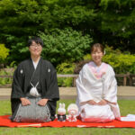 久屋大通庭園フラリエで和装フォトウェディング 定番の正座ポーズをする新郎新婦 ぬいぐるみと前撮り 久屋大通庭園フラリエで和装フォトウェディング 定番の正座ポーズをする新郎新婦 ぬいぐるみと前撮り