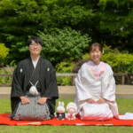 久屋大通庭園フラリエで和装フォトウェディング 定番の正座ポーズをする新郎新婦 ぬいぐるみと前撮り 久屋大通庭園フラリエで和装フォトウェディング 定番の正座ポーズをする新郎新婦 ぬいぐるみと前撮り