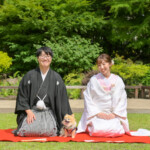 久屋大通庭園フラリエで和装フォトウェディング 新郎新婦と一緒にペットもおすわりポーズ 久屋大通庭園フラリエで和装フォトウェディング 新郎新婦と一緒にペットもおすわりポーズ