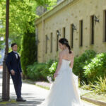 久屋大通庭園フラリエで洋装フォトウェディング ウェディングドレスを着た花嫁の後ろ姿 久屋大通庭園フラリエで洋装フォトウェディング ウェディングドレスを着た花嫁の後ろ姿