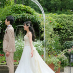 久屋大通庭園フラリエで洋装フォトウェディング 新郎の後ろからハグする新婦① コマ撮り風写真 久屋大通庭園フラリエで洋装フォトウェディング 新郎の後ろからハグする新婦① コマ撮り風写真