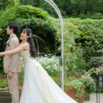 久屋大通庭園フラリエで洋装フォトウェディング 新郎の後ろからハグする新婦② かわいい花々に囲まれて撮影 久屋大通庭園フラリエで洋装フォトウェディング 新郎の後ろからハグする新婦② かわいい花々に囲まれて撮影