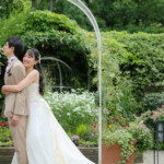 久屋大通庭園フラリエで洋装フォトウェディング 新郎の後ろからハグする新婦③ ウェディングドレスとタキシード 久屋大通庭園フラリエで洋装フォトウェディング 新郎の後ろからハグする新婦③ ウェディングドレスとタキシード