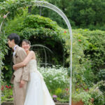 久屋大通庭園フラリエで洋装フォトウェディング 新郎の後ろからハグする新婦④ 自然な笑顔 久屋大通庭園フラリエで洋装フォトウェディング 新郎の後ろからハグする新婦④ 自然な笑顔