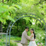 久屋大通庭園フラリエで洋装フォトウェディング 笑顔で振り返る新郎新婦 洋装和装どちらも映えるロケ地 久屋大通庭園フラリエで洋装フォトウェディング 笑顔で振り返る新郎新婦 洋装和装どちらも映えるロケ地