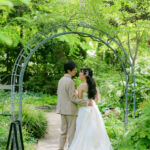 久屋大通庭園フラリエで洋装フォトウェディング 緑の中で見つめ合いショット 愛知でロケーションフォト 久屋大通庭園フラリエで洋装フォトウェディング 緑の中で見つめ合いショット 愛知でロケーションフォト