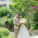 久屋大通庭園フラリエで洋装フォトウェディング ブーケを持つ新郎新婦 名古屋でロケーションフォト 久屋大通庭園フラリエで洋装フォトウェディング ブーケを持つ新郎新婦 名古屋でロケーションフォト