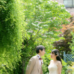 久屋大通庭園フラリエで洋装フォトウェディング 緑をバックに見つめ合う新郎新婦 都会にある自然の中で前撮り 久屋大通庭園フラリエで洋装フォトウェディング 緑をバックに見つめ合う新郎新婦 都会にある自然の中で前撮り