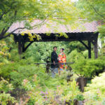 フラリエで和装前撮り オレンジの色打掛が緑に映える