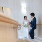 久屋大通庭園フラリエで前撮り 新郎に手を引かれて階段を上る