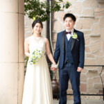 名古屋のフラリエで洋装前撮り 手をつなぐ新郎新婦