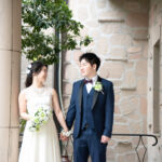 久屋大通庭園フラリエで名古屋洋装ドレス前撮り 手をつないで見つめ合う