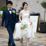 久屋大通庭園フラリエで洋装ドレス前撮り ロケーション撮影中に歩くふたり