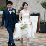 久屋大通庭園フラリエで洋装ドレス前撮り ロケーション撮影中に歩くふたり