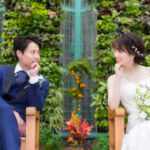 フラリエでフォトウェディング ベンチに座って見つめ合うふたり