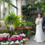 フラリエでフォトウェディング 手をつないでフラワーマーケットの中を歩く